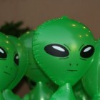 Alien-, elfachtig hoofd baby, ernstige vermagering en cysten