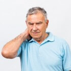 Pijn in nek: symptomen en mogelijke oorzaken van nekpijn
