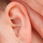 Steenpuist (furunkel) in het oor
