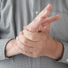 Stijve handen, polsen en voeten: door reumatoïde artritis