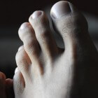 Tintelende voeten: oorzaken, symptomen en behandeling