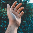 Koude vingers: Oorzaken, symptomen en behandeling