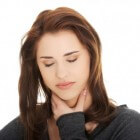 Keelpijn: pijn bij slikken of zere keel, wat te doen? Tips!