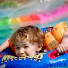 Watergewenning voor een baby: thuis en in het zwembad