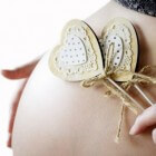 Gespannen buik zwangerschap tweeling foto