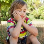 Buikpijn bij kinderen: oorzaken, behandeling & tips