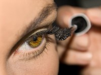 Het gebruik van cosmetica veroorzaakt mogelijk een uitgedroogde huid rond de ogen / Bron: Manuel Marn, Wikimedia Commons (CC BY-2.0)