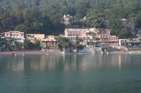 Ashrams op de oever van de Ganges, Rishikesh, India / Bron: Fred Hsu from San Jose, Wikimedia Commons (CC BY-2.0)
