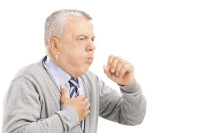 Hoesten als gevolg van een longinfarct / Bron: Istock.com/Ljupco