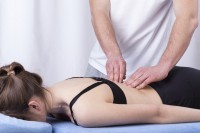Fysiotherapie bij pijn aan het stuitje / Bron: Istock.com/KatarzynaBialasiewicz