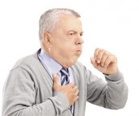 Hoesten is een van de symptomen van een longontsteking / Bron: Ljupco/Istock.com