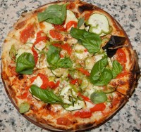 Pizza met verse basilicum bij pizzeria Vesuvio te Madrid (Spanje) / Bron: Martin Sulman
