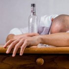 Alcoholisme: symptomen, oorzaken, stadia en behandeling