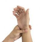 Beknelde zenuw pols/hand: symptomen, oorzaken & behandeling