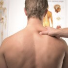 Pijn in bovenrug: symptomen en oorzaken van hoge rugpijn