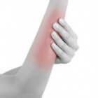 Pijn aan de arm: oorzaken pijnlijke rechterarm of linkerarm
