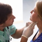 Kaakpijn: symptomen en oorzaken van pijn tussen kaak en oor