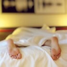 Slaapverlamming (slaapparalyse): Oorzaken en symptomen