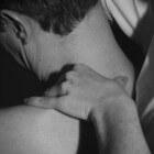 Nekpijn: Oorzaken en behandelingen van pijn in de nek