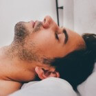 Snurken: Oorzaken, van snurkende geluiden tijdens het slapen