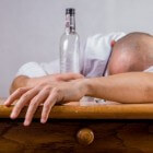 Leveraandoening door alcohol: pijn in de rechter bovenbuik