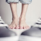 Pijn buitenkant van voet: symptomen, oorzaak en behandeling