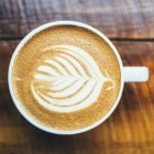 Cafeïne-onttrekkingshoofdpijn: symptomen en behandeling