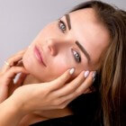 Vette huid: oorzaken & verzorgen van vette, glimmende huid