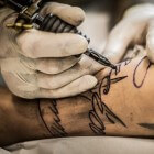 Inkt van tattoo loopt uit: een blowout