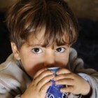 Vergiftiging kind door schadelijke vloeistof als alcohol e.d