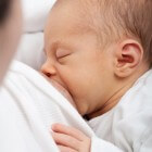 Een onrustige baby tijdens de borstvoeding