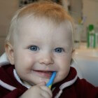 Tanden poetsen bij een baby of peuter