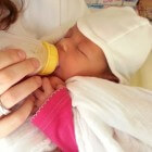 Veel spugen bij baby: speciale flesvoeding helpt