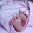 Reflux baby (spugen): symptomen, kenmerken en behandeling