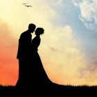 Waarom een bruid haar trouwboeket in de lucht gooit