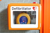 Met een defibrillator kunnen personen met een hartaanval gereanimeerd worden. / Bron: Yourschantz, Pixabay
