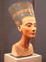 De zwart omlijnde ogen van Nefertiti / Bron: Zserghei, Wikimedia Commons (Publiek domein)