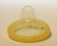 Het mannelijke condoom / Bron: Flegmus, Wikimedia Commons (CC BY-SA-3.0)