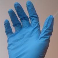 Nitrile handschoen: veilig bij latexallergie / Bron: Publiek domein, Wikimedia Commons (PD)