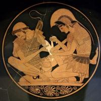 Achilles verzorgt Patroclus bij een verwonding / Bron: Sosias, Wikimedia Commons (Publiek domein)