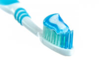 De arts vraagt of de patiënt andere tandpasta gebruikt heeft / Bron: Photo Mix, Pixabay