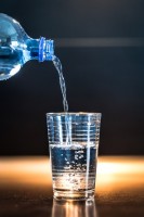 Veel water drinken overdag is belangrijk om spierkrampen in de benen tijdens de nacht te voorkomen / Bron: Jarmoluk, Pixabay