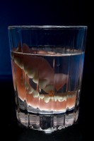 Tandvleespijn is mogelijk het resultaat van een slecht passend kunstgebit / Bron: Jim Sneddon, Flickr (CC BY-2.0)