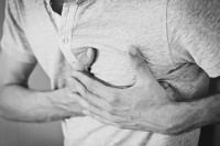 Pijn op de borst is een symptoom van sikkelcelanemie, een ziekte die resulteert in de verschijning van donkere urine / Bron: Pexels, Pixabay