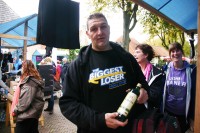 Ron loopt Tussen Slik & Zand op Ameland en neemt een fles Nobeltje mee als souvenir / Bron: Persbureau Ameland