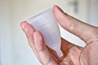 Een voorbeeld van een menstruatiecup / Bron: Menstruationstasse.net, Flickr (CC BY-2.0)