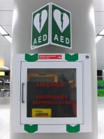 AED-apparaat op Schiphol / Bron: Steven Fruitsmaak, Wikimedia Commons (CC BY-SA-3.0)