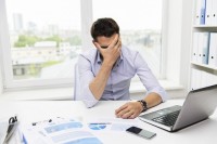 Vermoeidheid als gevolg van aanhoudende stress, bijvoorbeeld op het werk / Bron: Istock.com/dolgachov