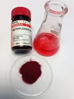 Methylcobalamine is een vorm van vitamine B12. Fysiek lijkt het op de andere vormen van vitamine B12, zichtbaar als donkerrode kristallen die een roodachtige transparante oplossing in water vormen.<BR>
 / Bron: Sbharris (Steven B. Harris), Wikimedia Commons (CC BY-SA-3.0)