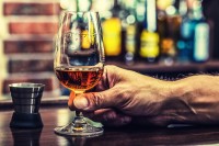Drink geen alcohol als je nummulair eczeem hebt / Bron: Marian Weyo/Shutterstock.com